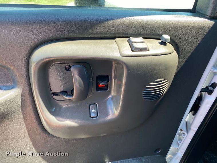 image for item JW9471 2006 Chevrolet C7500  flatbed truck