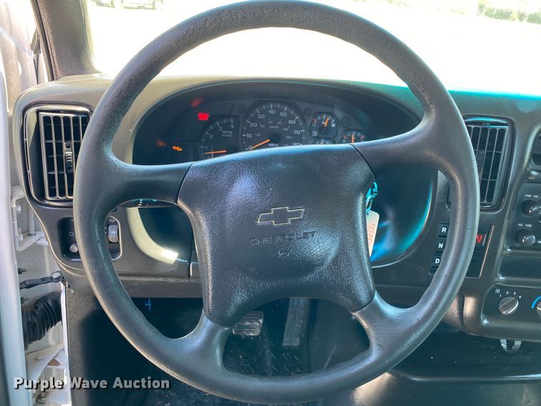 image for item JW9471 2006 Chevrolet C7500  flatbed truck