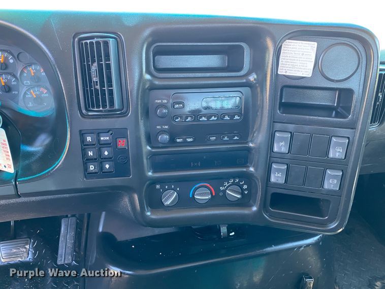 image for item JW9471 2006 Chevrolet C7500  flatbed truck