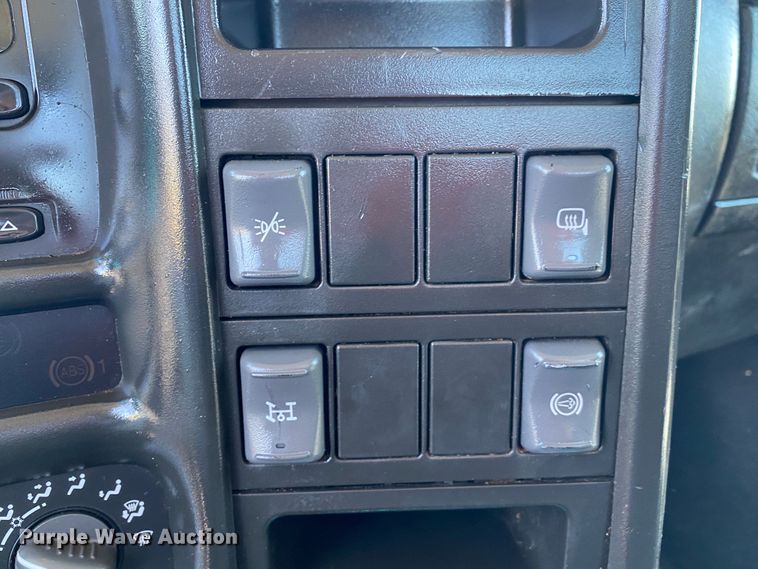 image for item JW9471 2006 Chevrolet C7500  flatbed truck