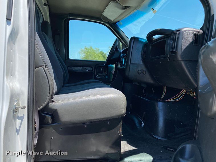 image for item JW9471 2006 Chevrolet C7500  flatbed truck