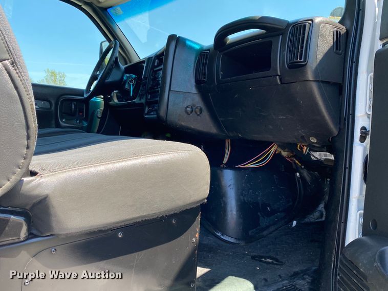 image for item JW9471 2006 Chevrolet C7500  flatbed truck