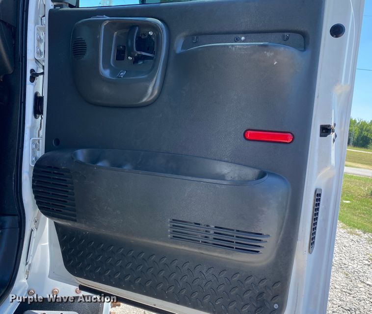 image for item JW9471 2006 Chevrolet C7500  flatbed truck