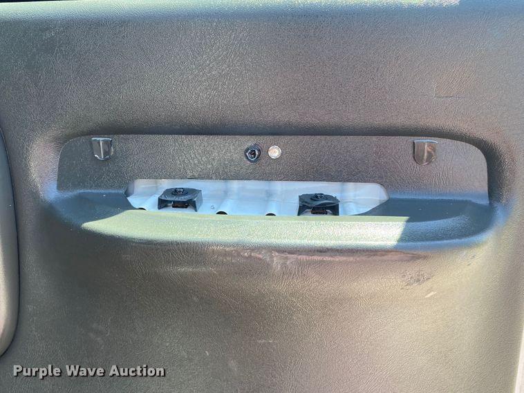 image for item JW9471 2006 Chevrolet C7500  flatbed truck