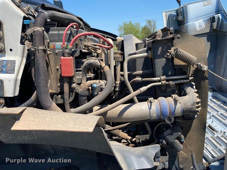 image for item JW9471 2006 Chevrolet C7500  flatbed truck