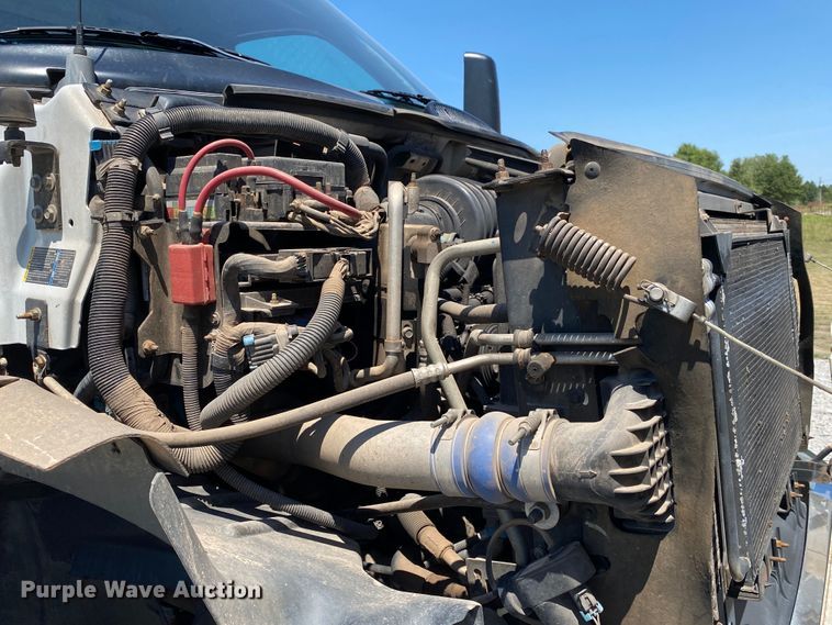 image for item JW9471 2006 Chevrolet C7500  flatbed truck