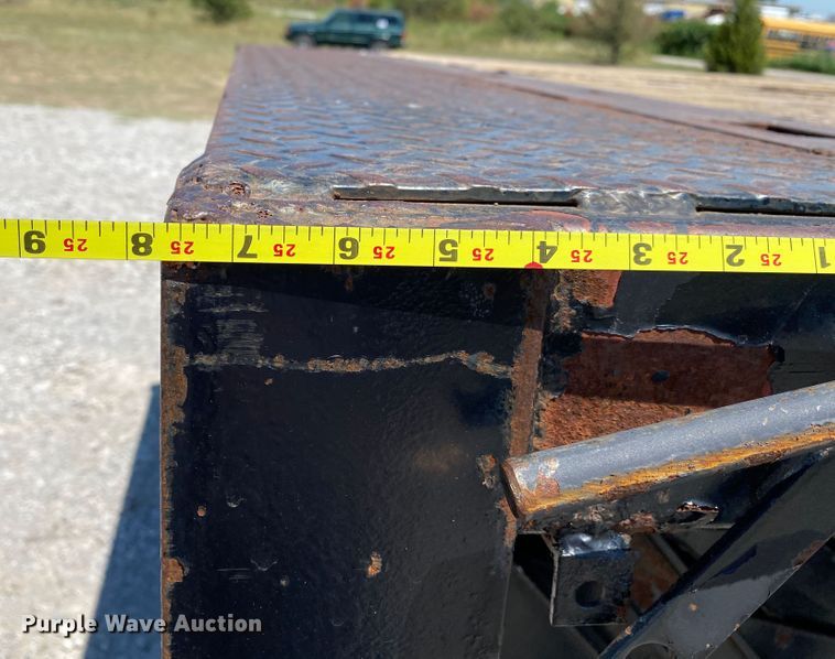 image for item JW9471 2006 Chevrolet C7500  flatbed truck