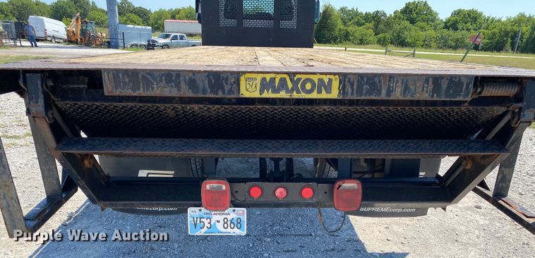 image for item JW9471 2006 Chevrolet C7500  flatbed truck