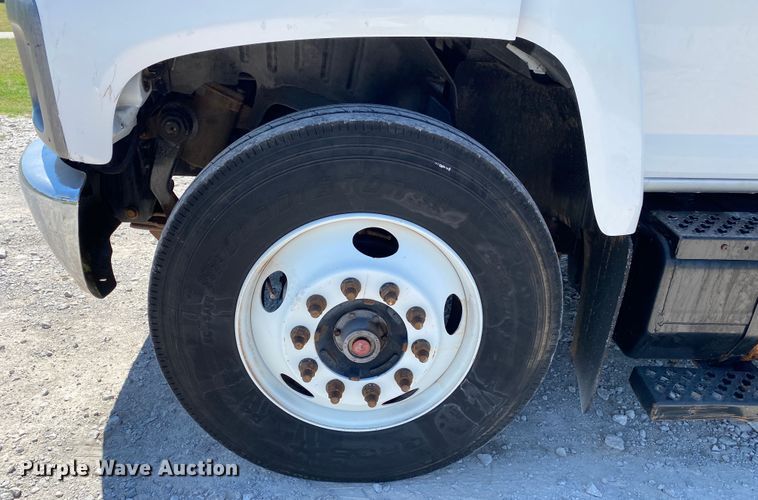 image for item JW9471 2006 Chevrolet C7500  flatbed truck