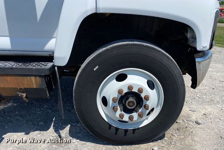 image for item JW9471 2006 Chevrolet C7500  flatbed truck