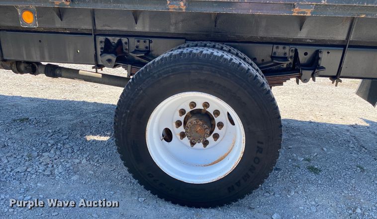 image for item JW9471 2006 Chevrolet C7500  flatbed truck