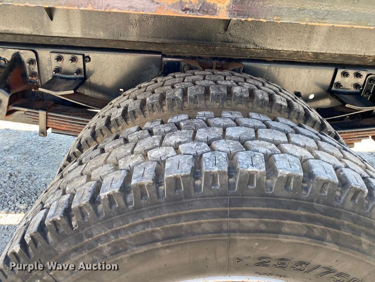 image for item JW9471 2006 Chevrolet C7500  flatbed truck