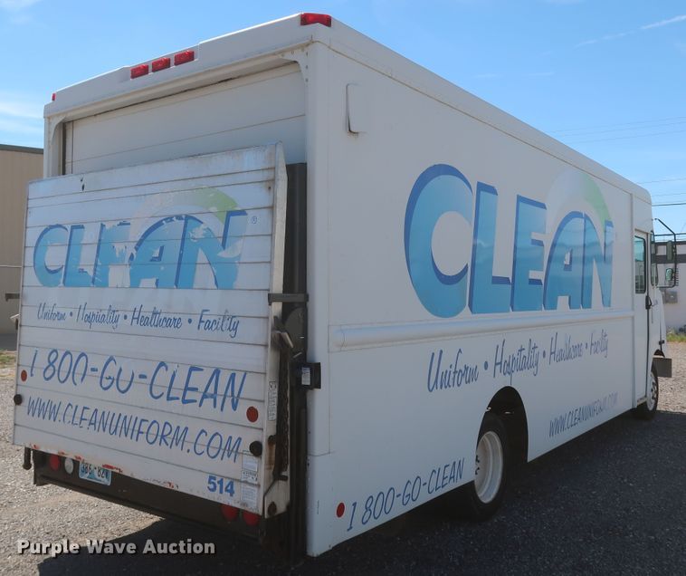 image for item JX9228 2000 Freightliner MT45  delivery truck