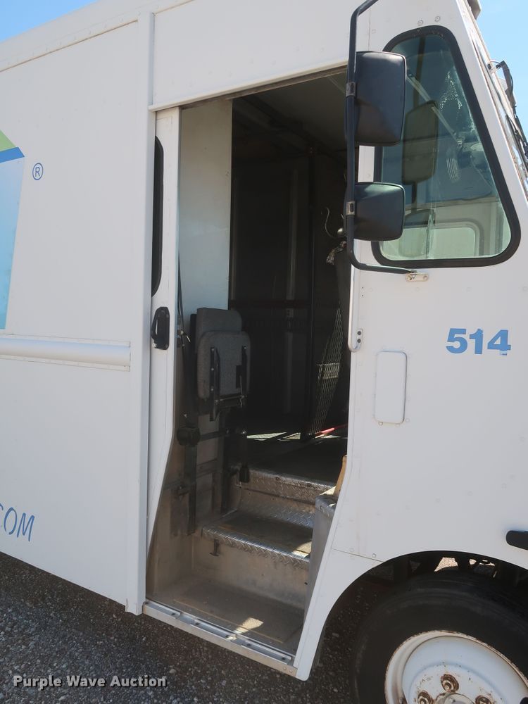 image for item JX9228 2000 Freightliner MT45  delivery truck