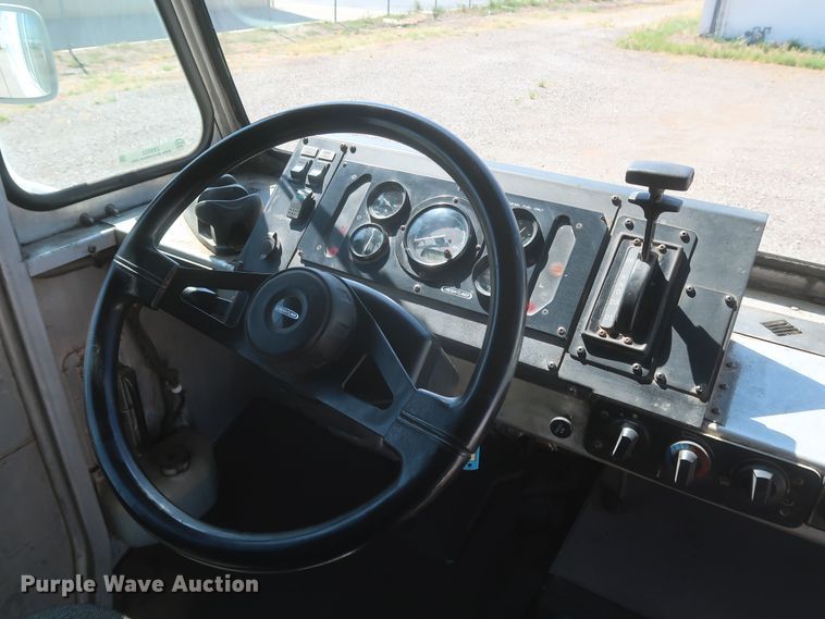 image for item JX9228 2000 Freightliner MT45  delivery truck