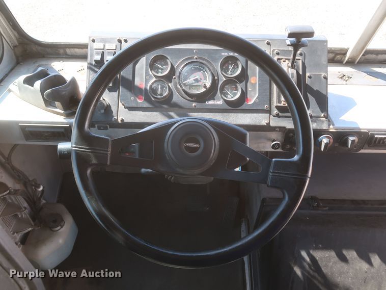 image for item JX9228 2000 Freightliner MT45  delivery truck