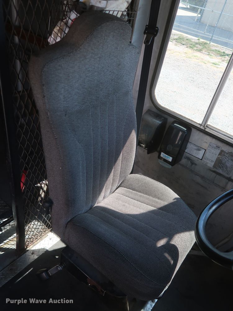 image for item JX9228 2000 Freightliner MT45  delivery truck