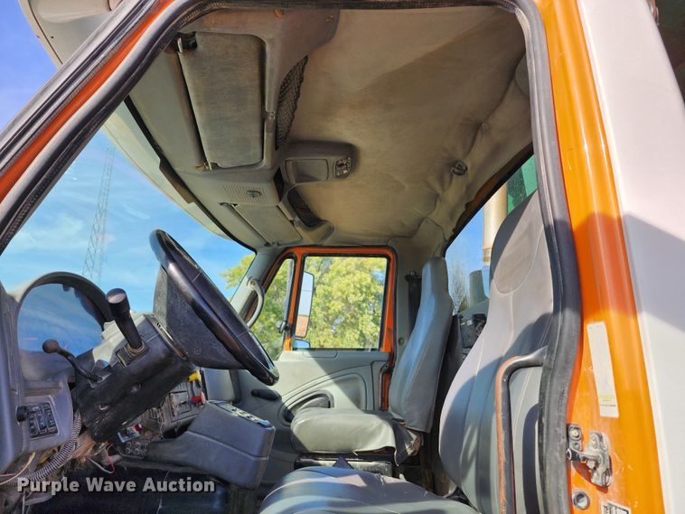 image for item KH9212 2005 International 7600  refuse truck