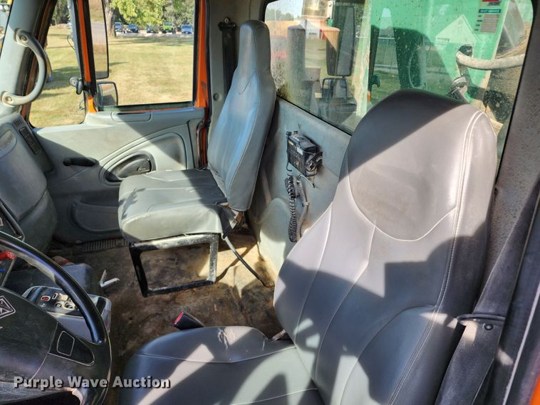 image for item KH9212 2005 International 7600  refuse truck