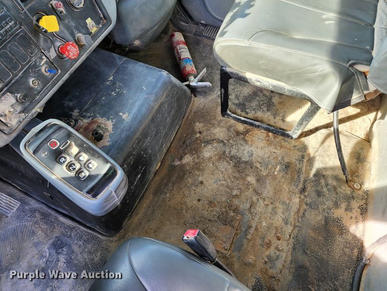 image for item KH9212 2005 International 7600  refuse truck