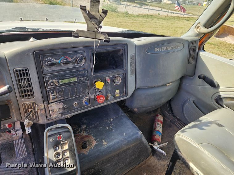 image for item KH9212 2005 International 7600  refuse truck