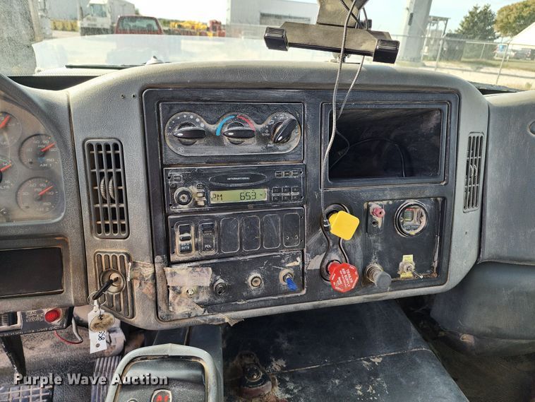 image for item KH9212 2005 International 7600  refuse truck