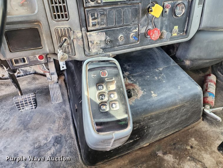 image for item KH9212 2005 International 7600  refuse truck