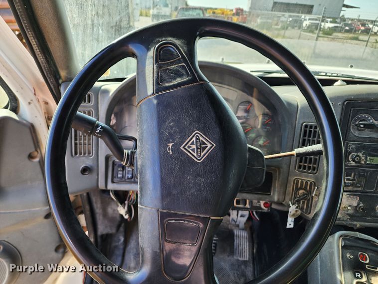 image for item KH9212 2005 International 7600  refuse truck