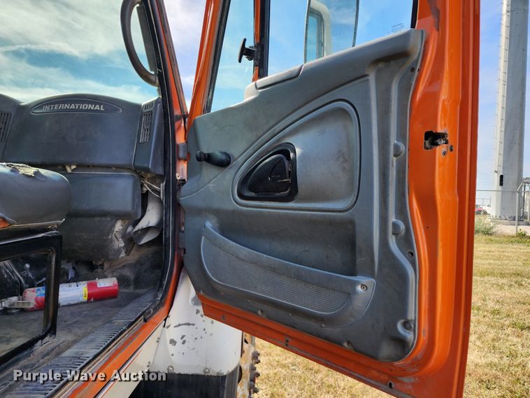 image for item KH9212 2005 International 7600  refuse truck