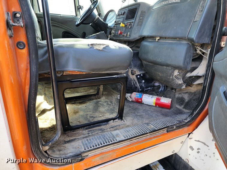 image for item KH9212 2005 International 7600  refuse truck