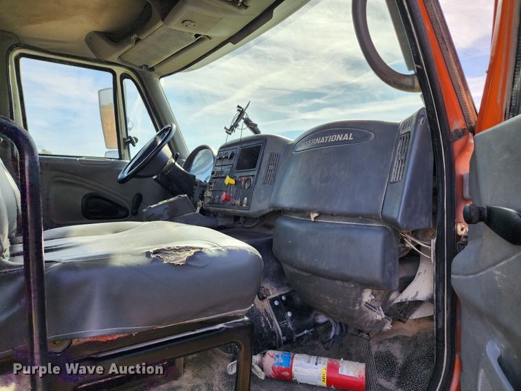 image for item KH9212 2005 International 7600  refuse truck