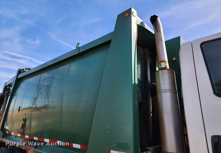 image for item KH9212 2005 International 7600  refuse truck