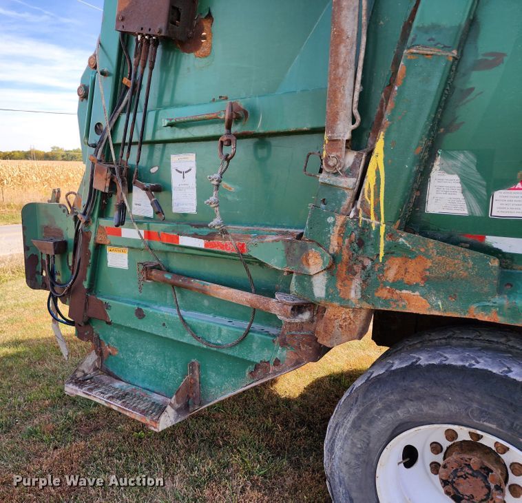 image for item KH9212 2005 International 7600  refuse truck