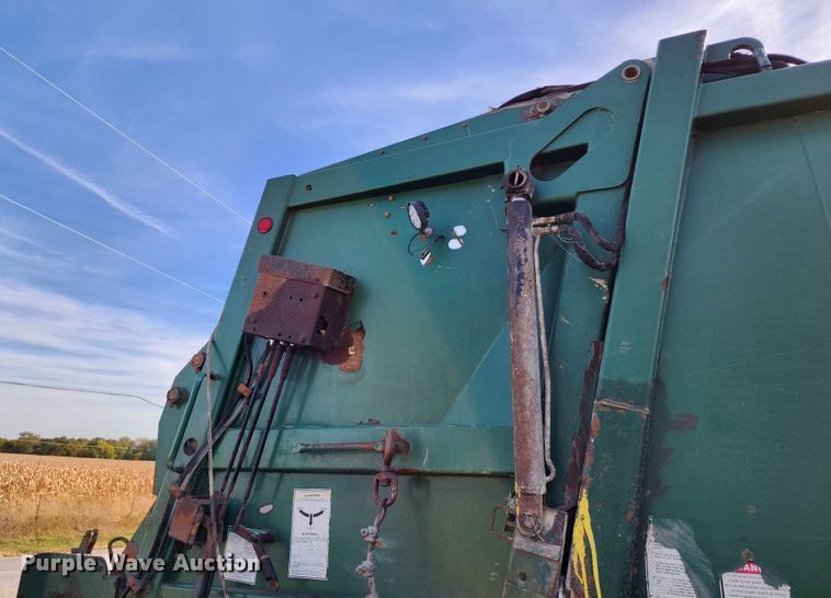 image for item KH9212 2005 International 7600  refuse truck