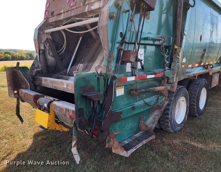 image for item KH9212 2005 International 7600  refuse truck