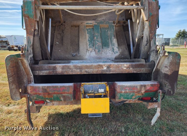 image for item KH9212 2005 International 7600  refuse truck