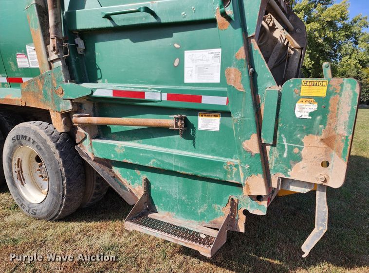 image for item KH9212 2005 International 7600  refuse truck