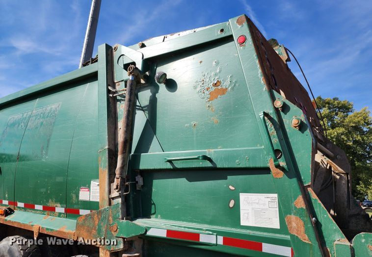 image for item KH9212 2005 International 7600  refuse truck