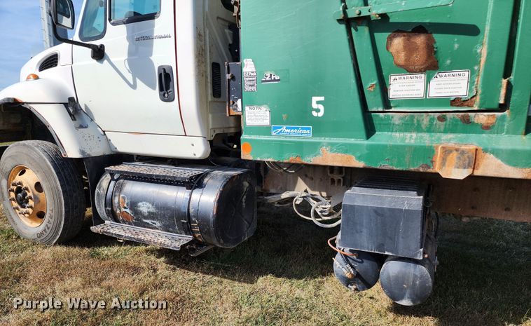 image for item KH9212 2005 International 7600  refuse truck