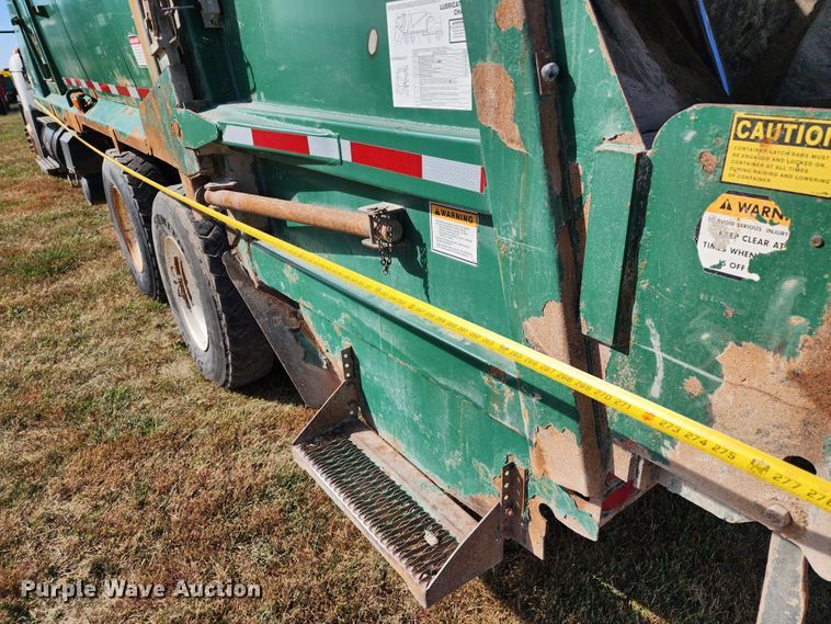 image for item KH9212 2005 International 7600  refuse truck