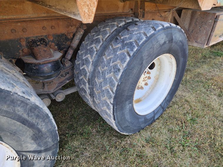 image for item KH9212 2005 International 7600  refuse truck