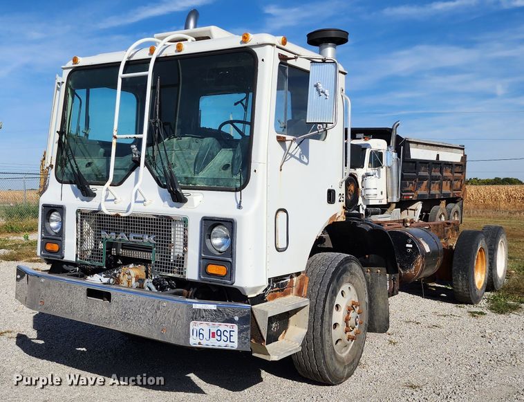 image for item KH9217 2001 Mack MR  truck cab and chassis