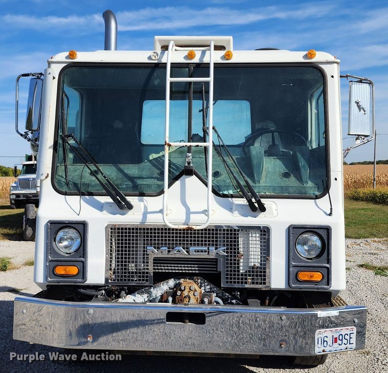 image for item KH9217 2001 Mack MR  truck cab and chassis