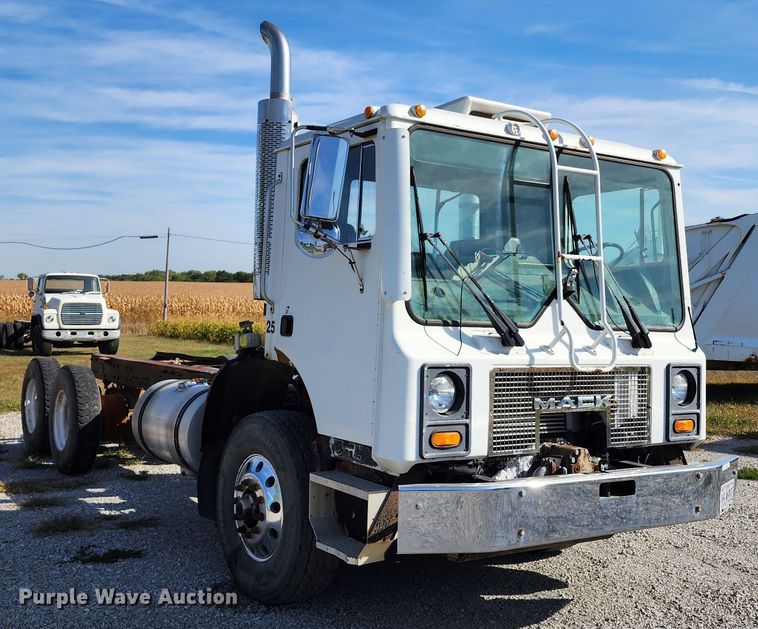 image for item KH9217 2001 Mack MR  truck cab and chassis