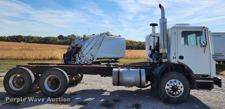 image for item KH9217 2001 Mack MR  truck cab and chassis