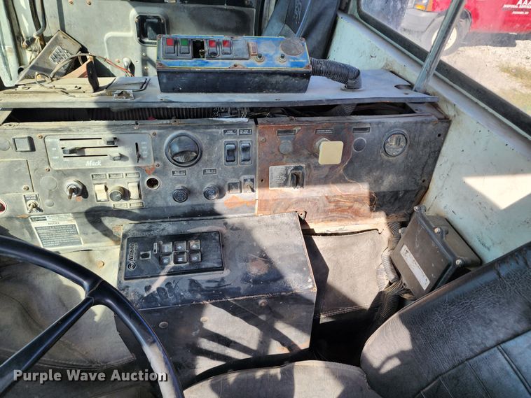 image for item KH9217 2001 Mack MR  truck cab and chassis