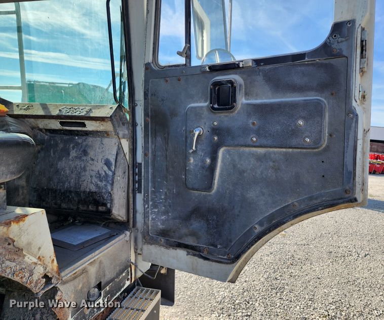 image for item KH9217 2001 Mack MR  truck cab and chassis