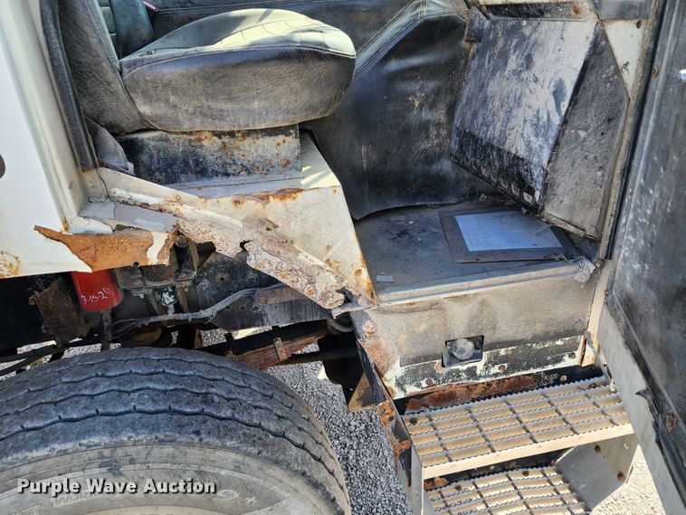 image for item KH9217 2001 Mack MR  truck cab and chassis