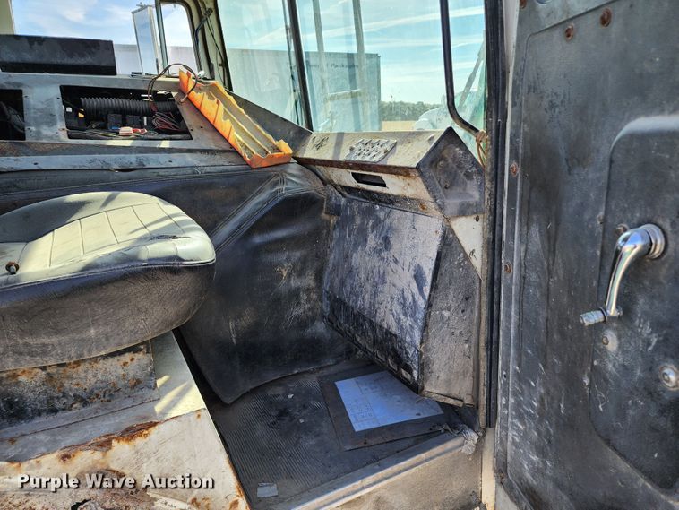 image for item KH9217 2001 Mack MR  truck cab and chassis