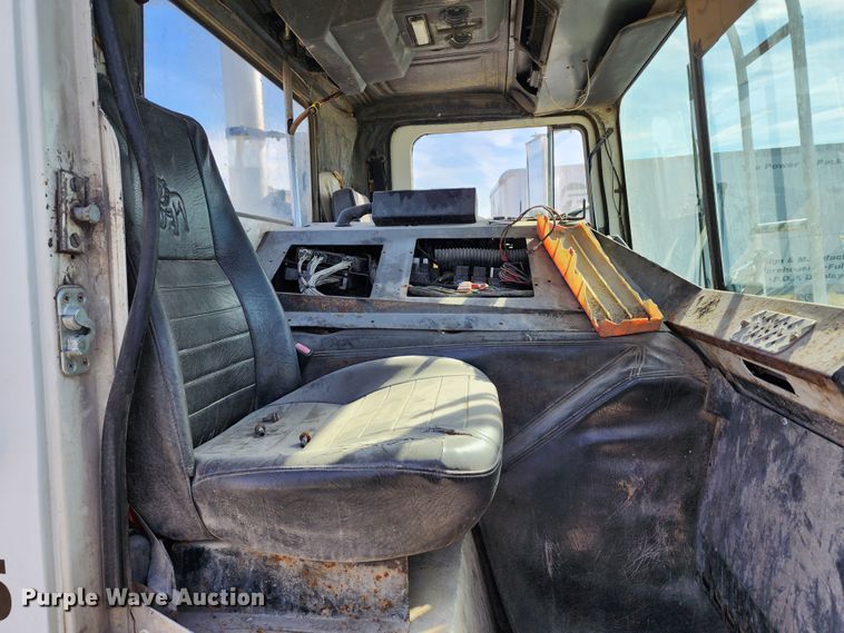 image for item KH9217 2001 Mack MR  truck cab and chassis